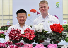 Yi Zhao, sales representative China, met de Djix en Rick Slingschröder, growing support, met de Leopardo. Beide heren verwelkomde iedereen op de stand.